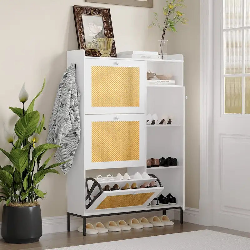 Meuble à chaussures style rotin avec 3 tiroirs basculants, 4 étagères ouvertes et crochets latéraux