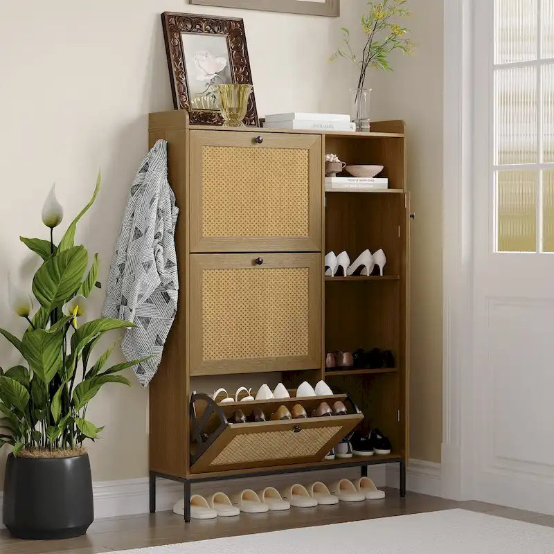 Meuble à chaussures style rotin avec 3 tiroirs basculants, 4 étagères ouvertes et crochets latéraux