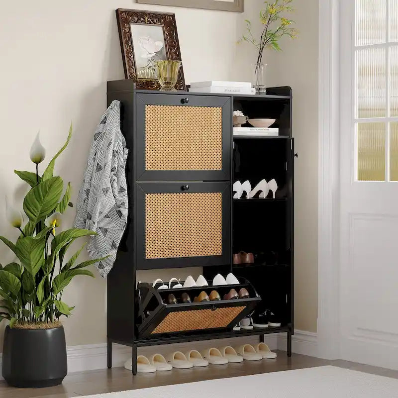 Meuble à chaussures style rotin avec 3 tiroirs basculants, 4 étagères ouvertes et crochets latéraux