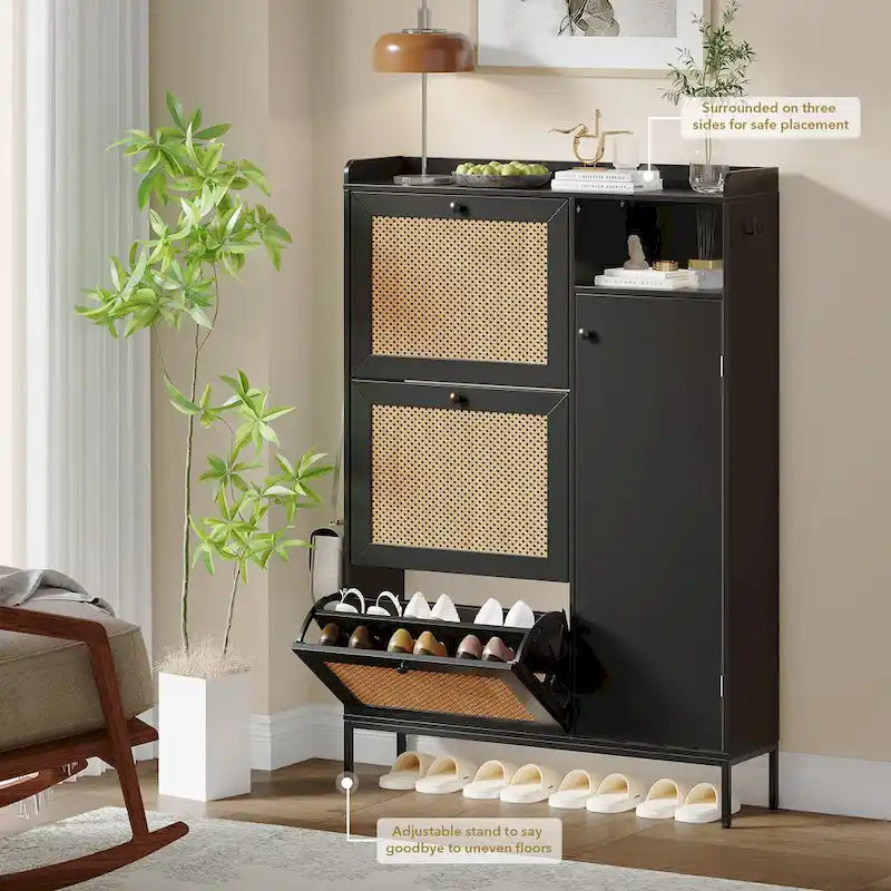 Meuble à chaussures style rotin avec 3 tiroirs basculants, 4 étagères ouvertes et crochets latéraux