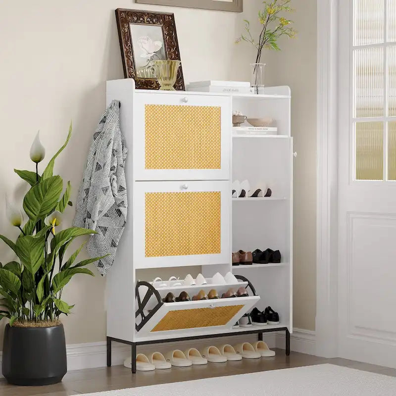 Meuble à chaussures style rotin avec 3 tiroirs basculants, 4 étagères ouvertes et crochets latéraux