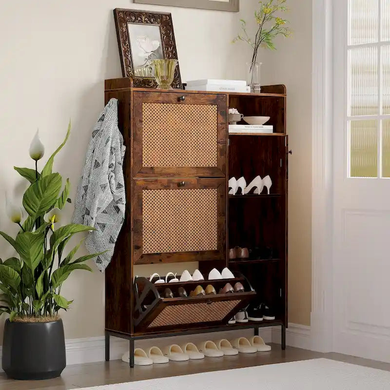 Meuble à chaussures style rotin avec 3 tiroirs basculants, 4 étagères ouvertes et crochets latéraux