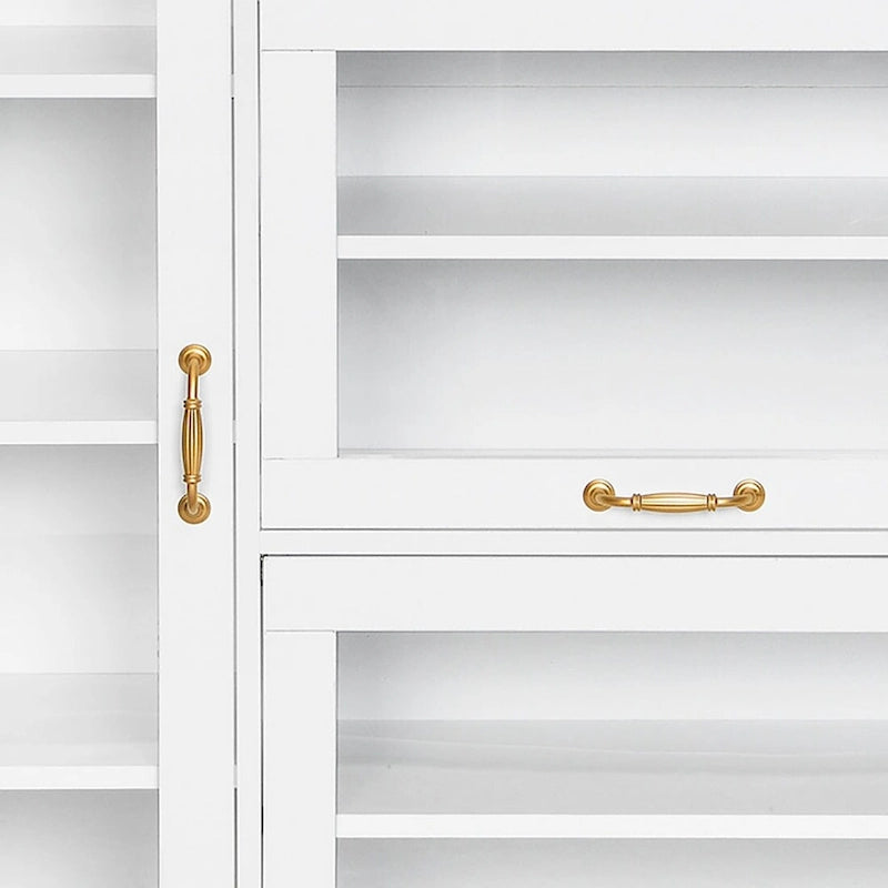 Meuble de rangement pour chaussures en bois et verre avec poignées dorées