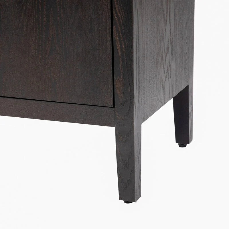 Buffet de style vintage avec poignées en métal et étagères réglables