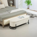 Banc de rangement en velours touffeté avec pieds en métal doré