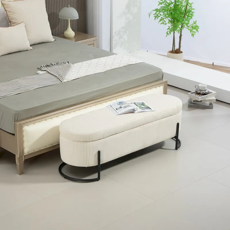 Banc de rangement en velours touffeté avec pieds en métal doré