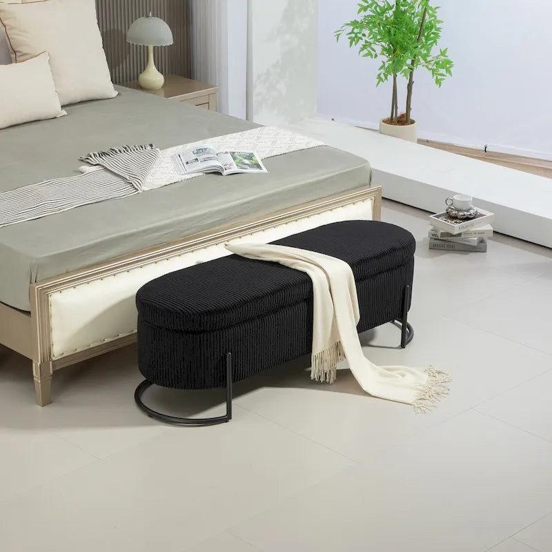 Banc de rangement en velours touffeté avec pieds en métal doré