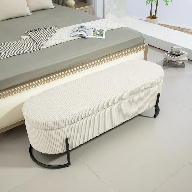 Banc de rangement en velours touffeté avec pieds en métal doré