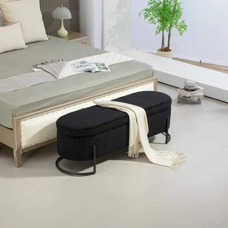 Banc de rangement en velours touffeté avec pieds en métal doré