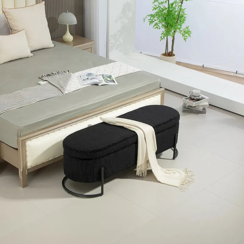 Banc de rangement en velours touffeté avec pieds en métal doré
